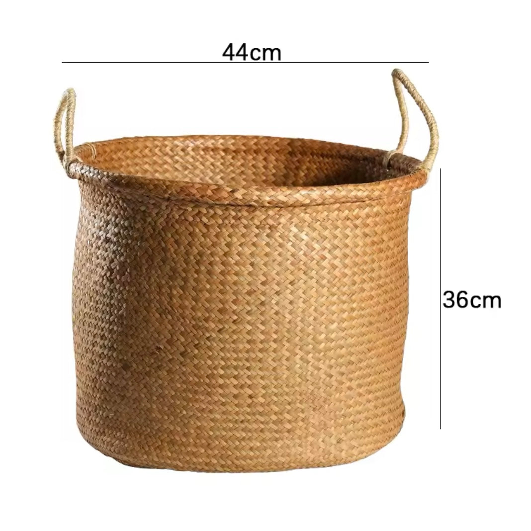 Duży żółty kosz wiklinowy na pranie