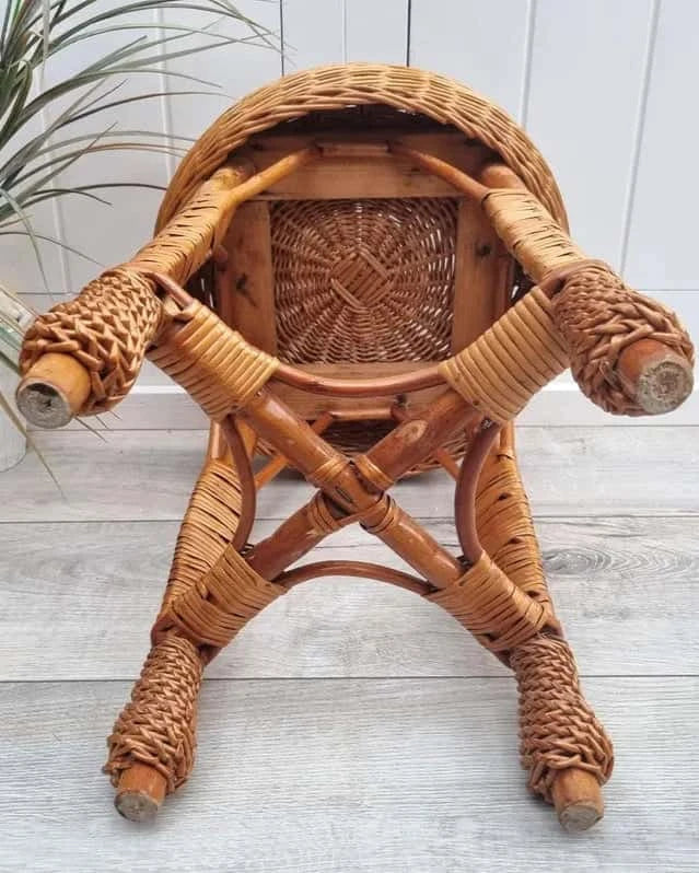 Okrągły taboret wiklinowy