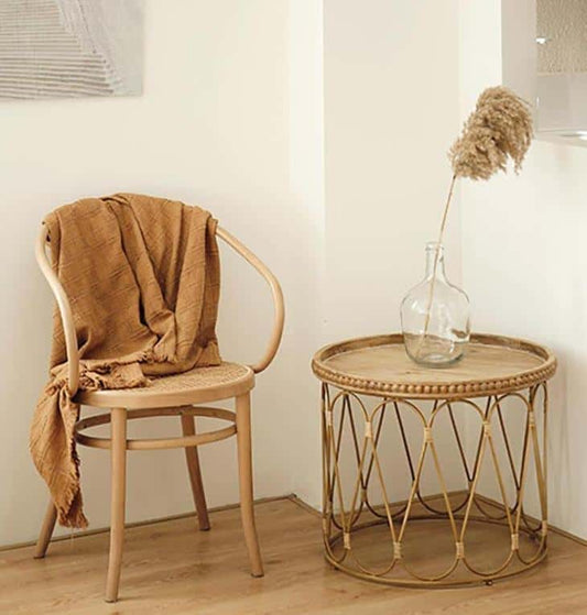 Stolik kawowy z drewna i wikliny