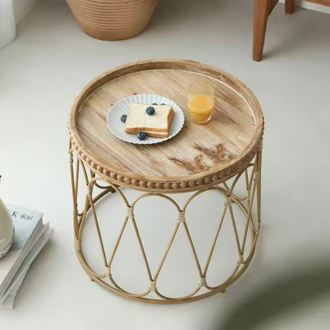 Stolik kawowy z drewna i wikliny