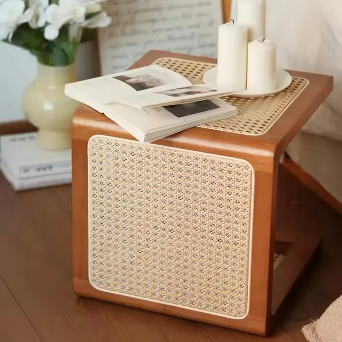 Stolik kawowy wiklinowy do salonu – styl vintage