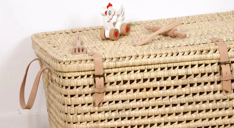 Skrzynia wiklinowa z elementami skóry