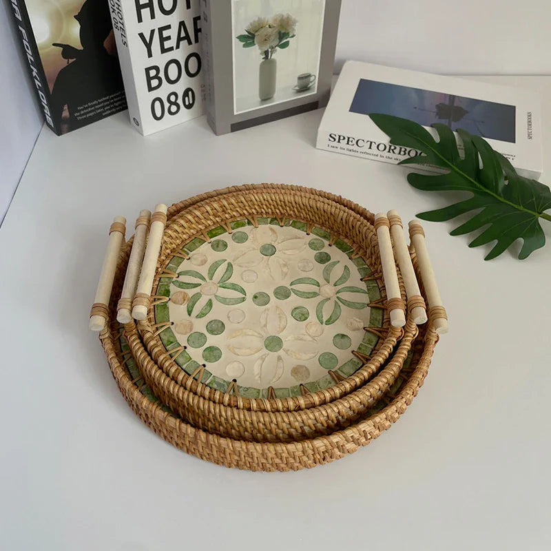 Pleciona taca wiklinowa z muszlami