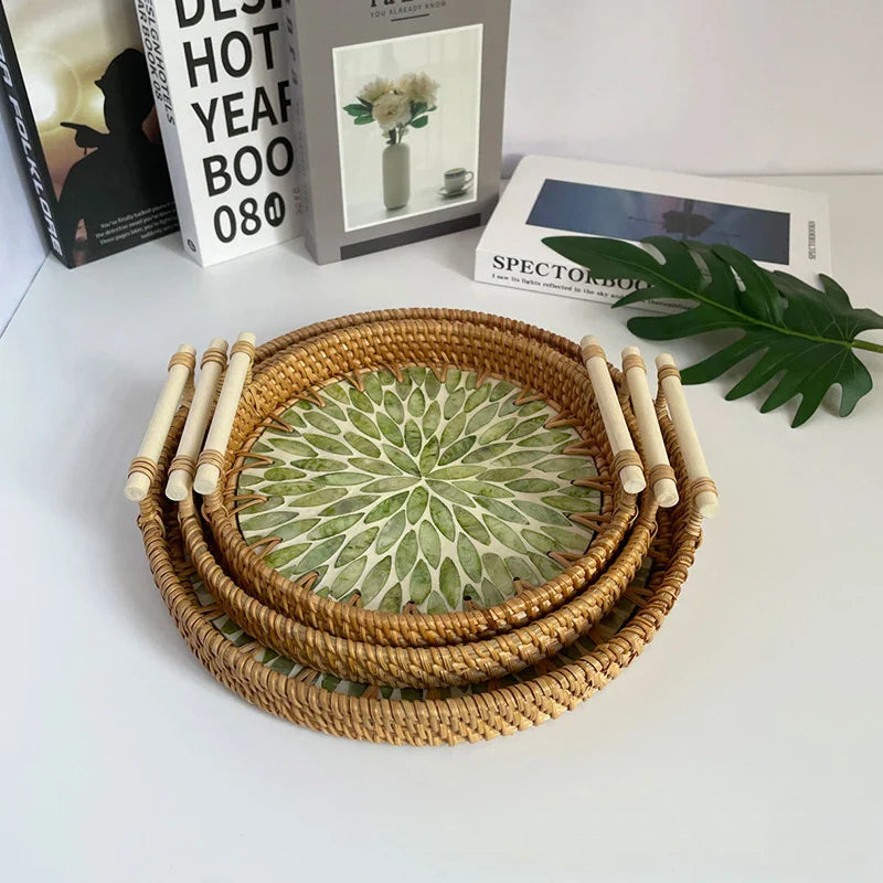 Pleciona taca wiklinowa z muszlami