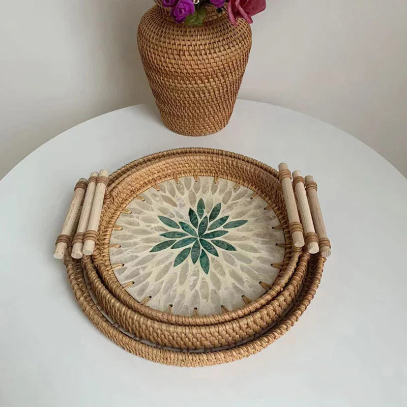 Pleciona taca wiklinowa z muszlami