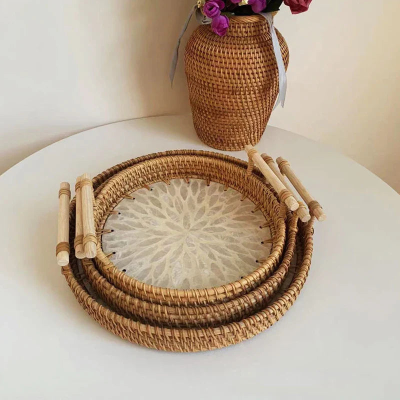 Pleciona taca wiklinowa z muszlami