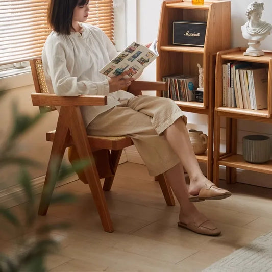 Fotel z drewna i wikliny – kolekcja Dziedzictwo