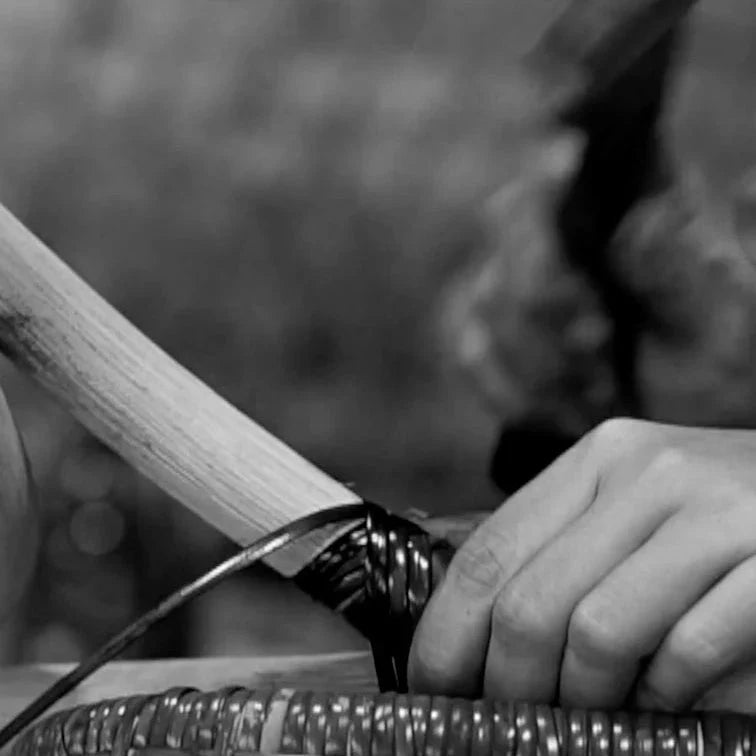 Ręcznie wykonany taboret wiklinowy