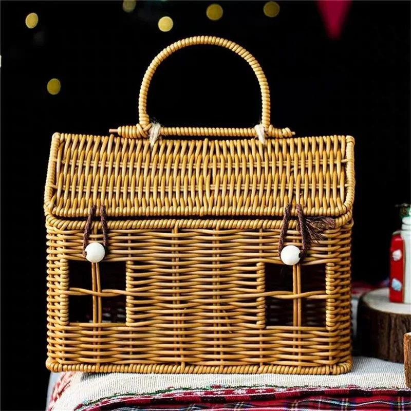 Skrzynia wiklinowa do przechowywania – domek