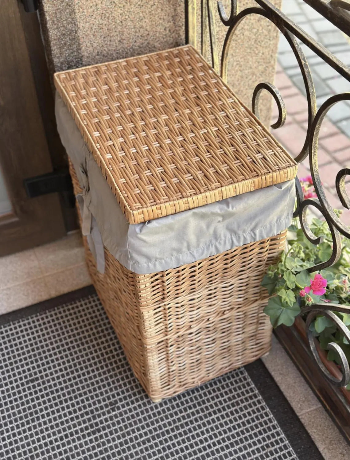 Kosz wiklinowy na pranie z wyściółką