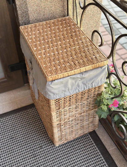 Kosz wiklinowy na pranie z wyściółką
