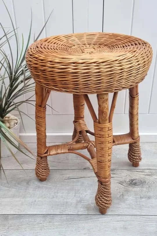 Okrągły taboret wiklinowy