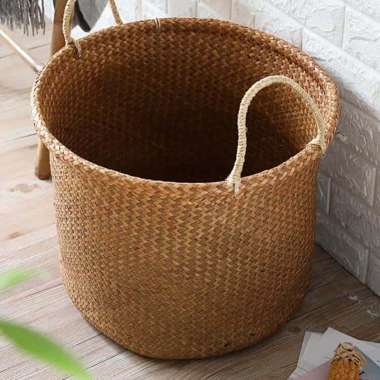 Duży żółty kosz wiklinowy na pranie