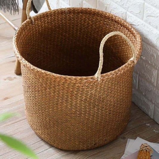 Duży żółty kosz wiklinowy na pranie