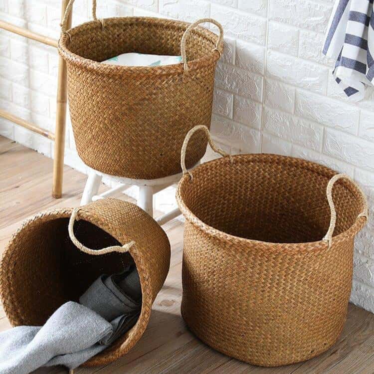 Duży żółty kosz wiklinowy na pranie