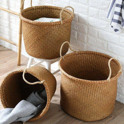 Duży żółty kosz wiklinowy na pranie