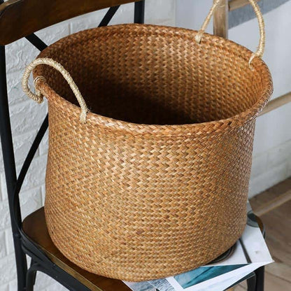 Duży żółty kosz wiklinowy na pranie