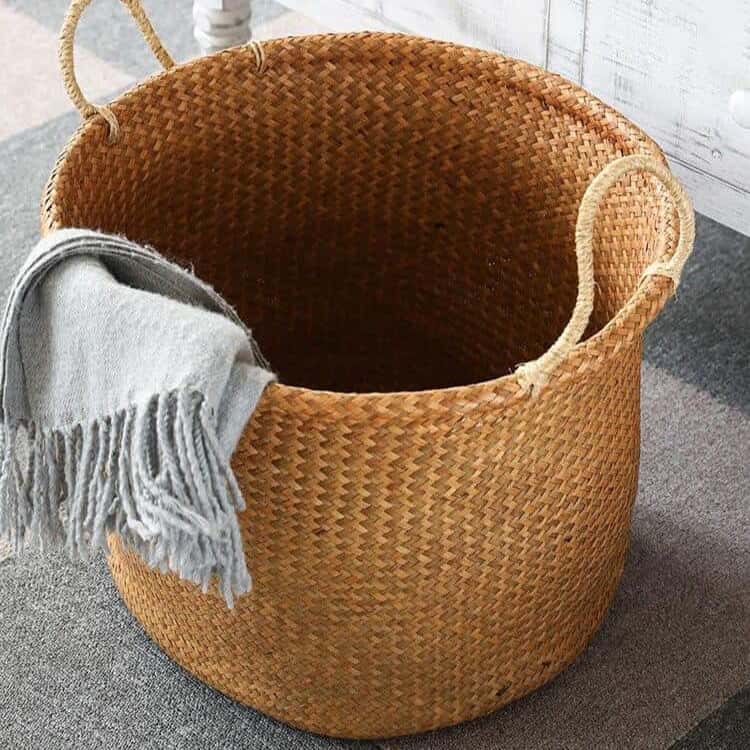 Duży żółty kosz wiklinowy na pranie