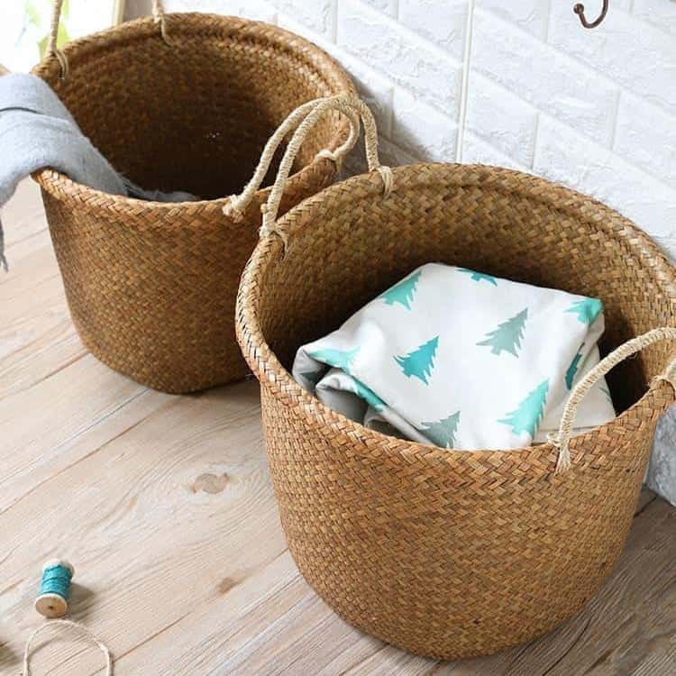 Duży żółty kosz wiklinowy na pranie