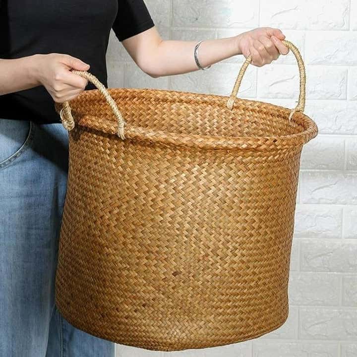 Duży żółty kosz wiklinowy na pranie